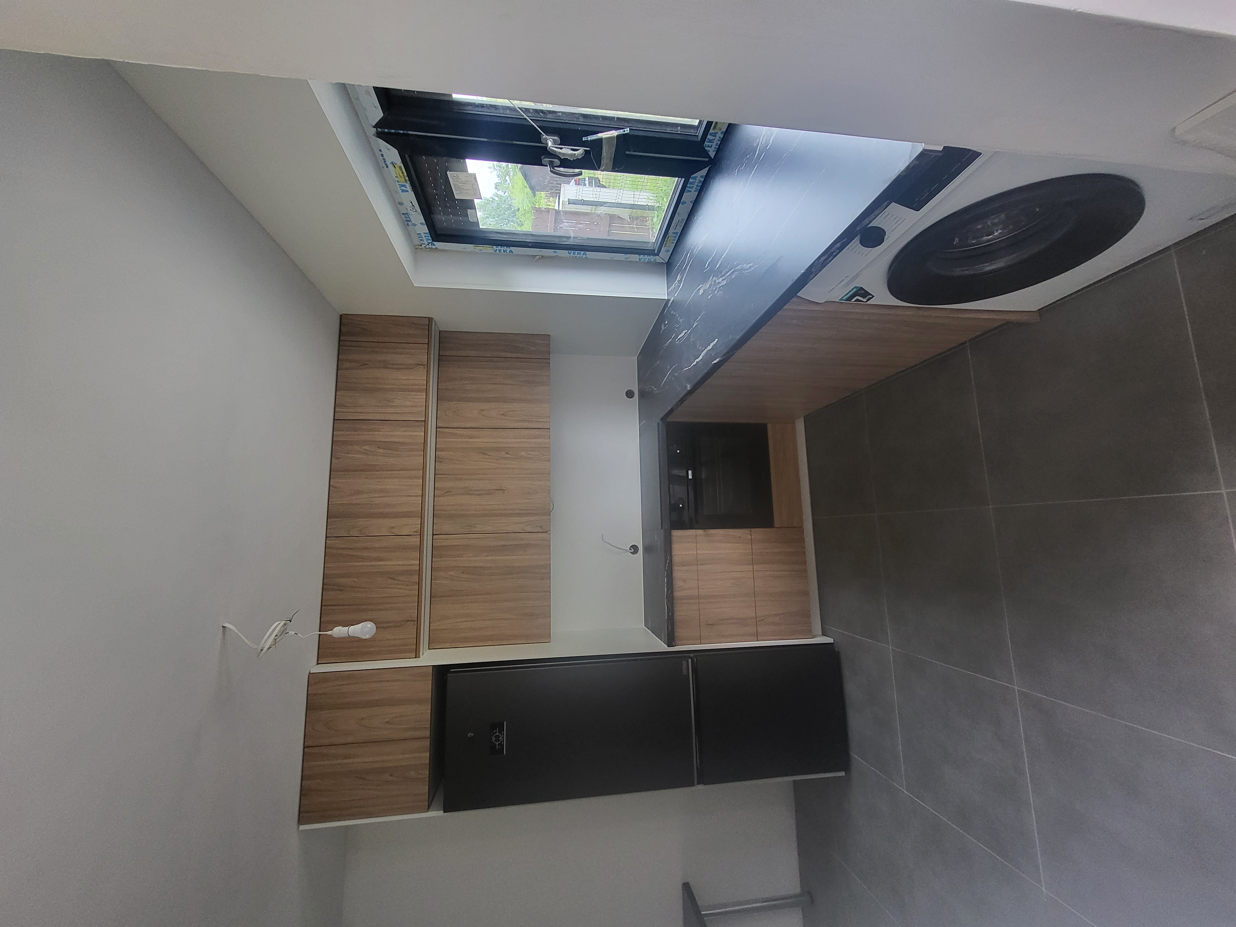 Kuchania z pralką, kuchanką i lodówką